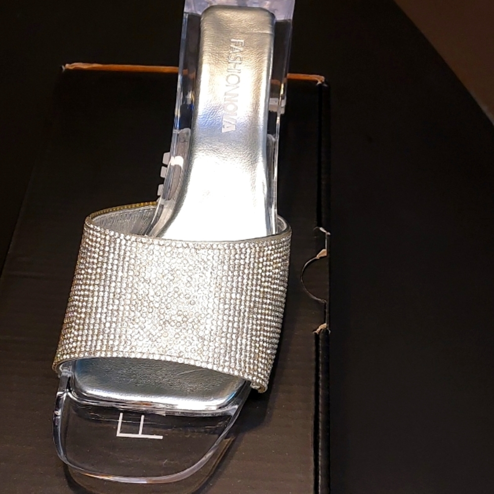 This is a brand new pair of lumens 02 silver size 7